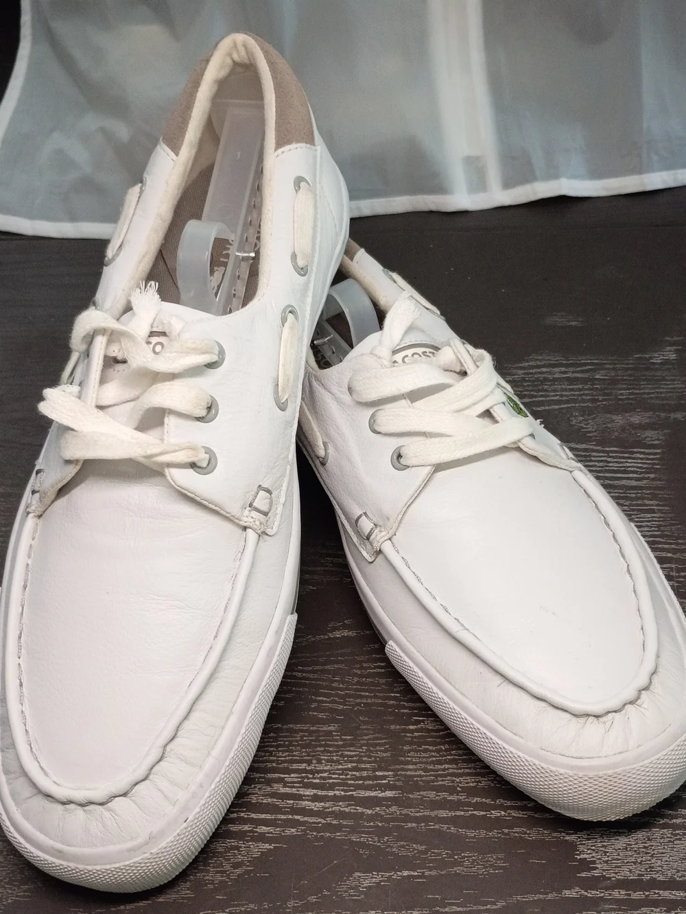 Lacoste Men's 10M White Leather Boat Shoes with Lace-Up Design.  Like New.